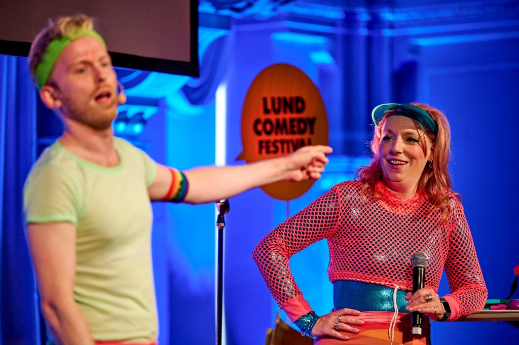 Foto från Lund Comedy Festival 2023 där lokalen kokade av snabba BPM och höga knän. 
Foto: Charlotte Strömwall